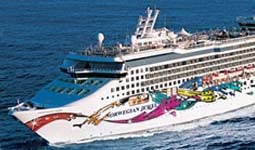 Viso externa do navio de cruzeiro Norwegian Jewel da Norwegian Cruise Line