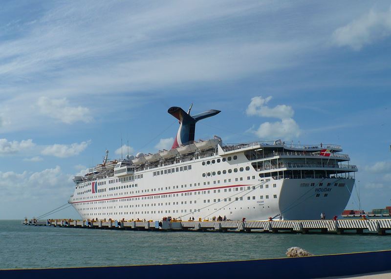 Viso externa do navio de cruzeiro Grand Holiday da Ibero Cruceros - Porto de Yucatn - Mexico