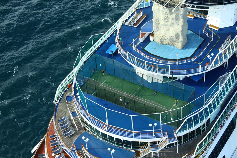 Viso externa do navio de cruzeiro Sovereign da Pullmantur Cruises