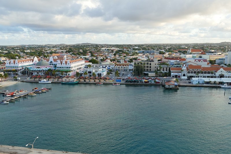 A capital Oranjestad (Playa) tem vrios edifcios com arquitetura colonial holandesa.