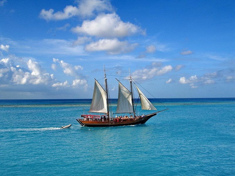 Os passeios de barcos so muito procurados pelos visitantes em Aruba.