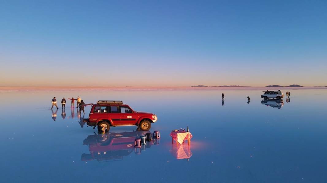 Alm de ser o maior e mais alto deserto de sal do mundo, o Salar de Uyuni se transforma no maior espelho natural do mundo aps as chuvas. 