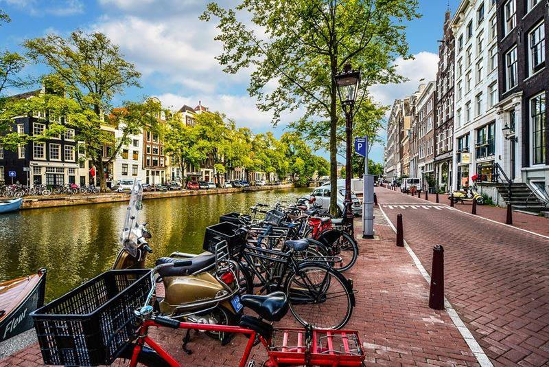 As bicicletas fazem parte do cenrio de Amsterd. A capital dos Pases Baixos  uma referncia de turismo sustentvel.