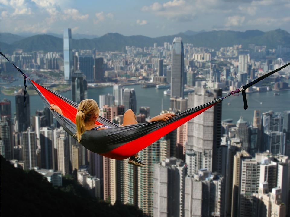 Hong Kong chegou a receber mais de 56 milhes de visitantes anualmente antes da pandemia. A cidade tenta retomar o turismo com a distribuio de passagens gratuitas.