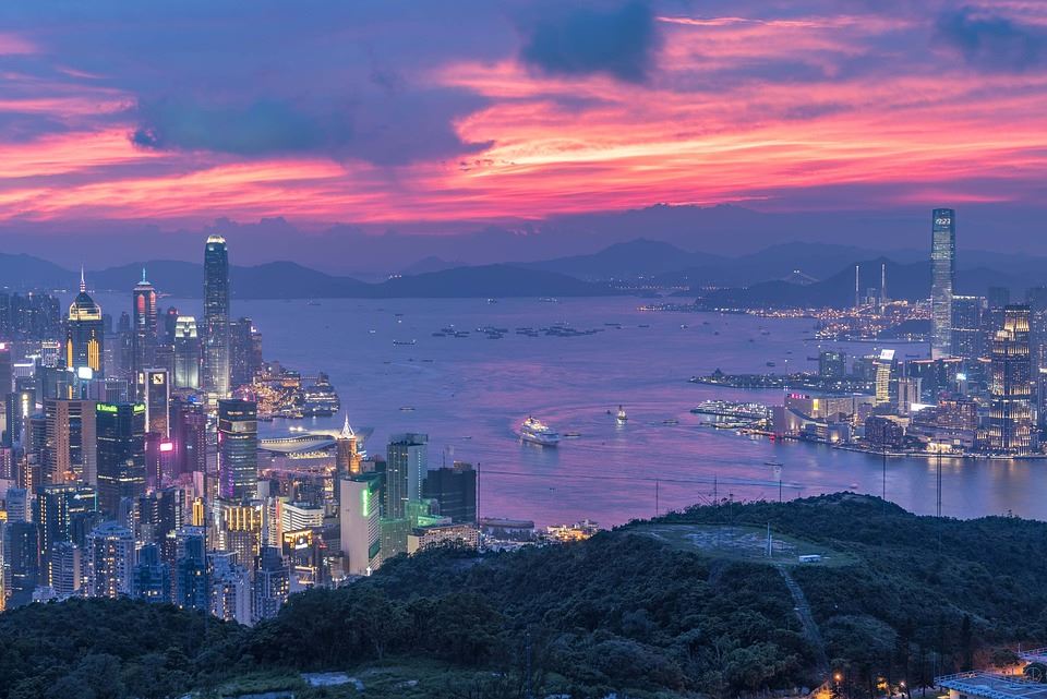 Devido s limitaes de seu territrio, Hong Kong se caracterizou por suas construes densas e altas, tornando-a uma das cidades mais modernas e verticais do planeta.