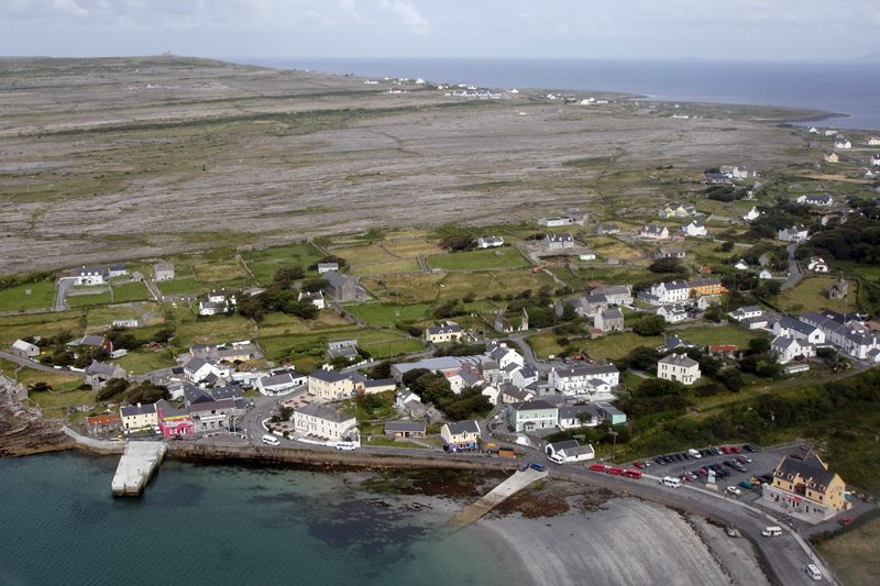 Vista area de Kilronan (Cill Rnin), principal povoado de Inishmore, uma das Ilhas Aran na costa do Condado de Galway, na Irlanda. Foto: Herbert Ortner