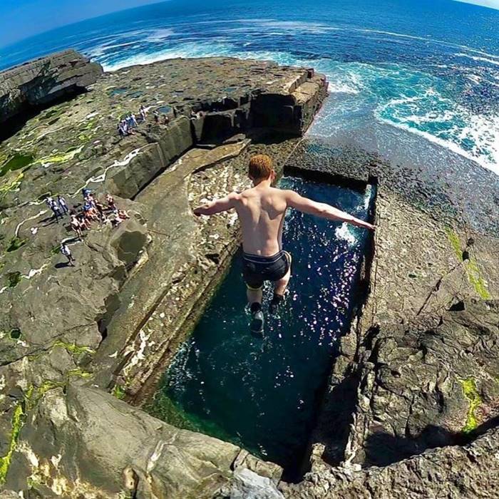 O Poll na bPist ('Buraco de Monstros Marinhos')  uma grande piscina natural retangular formada pela eroso na ilha de Inishmore (rainn Mhr) - Foto: cgrdt/Instagram