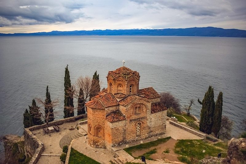 A igreja ortodoxa macednia So Joo em Kaneo est situada num penhasco com vista para o Lago de Ocrida (Lago Ohrid), um dos pontos tursticos e histricos mais visitados do pas.