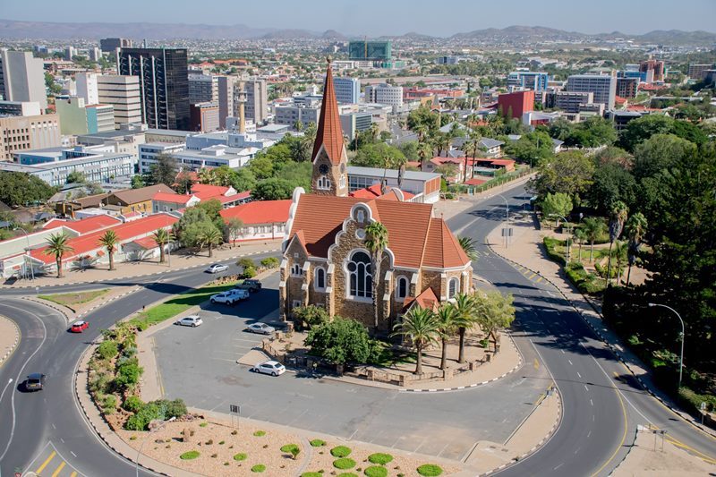 A Christuskirche  uma das construes da era colonial na capital Vinduque (Windhoek).