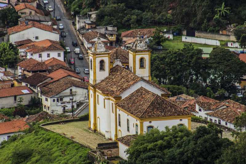 A melhor forma de conhecer o centro histrico de Ouro Preto  a p, mas deve-se tomar cuidado com o calamento antigo e as ladeiras e ruas ngremes.