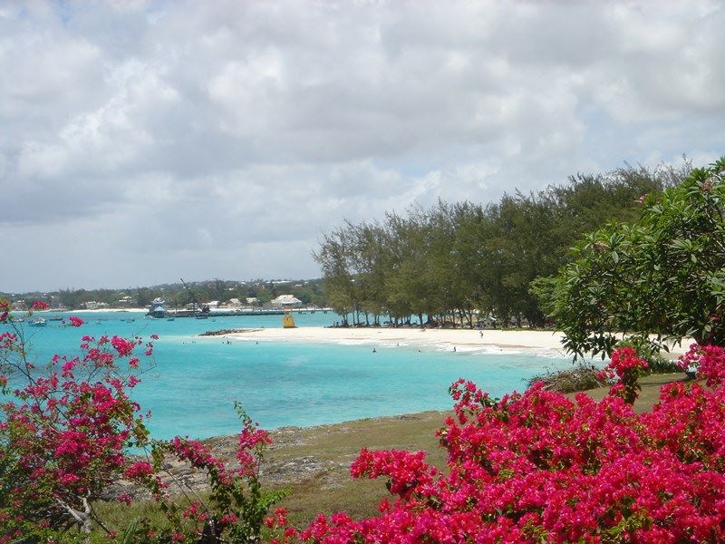 Esta  a Praia de Miami Beach em Barbados, mesmo nome da cidade localizada no estado americano da Flrida.