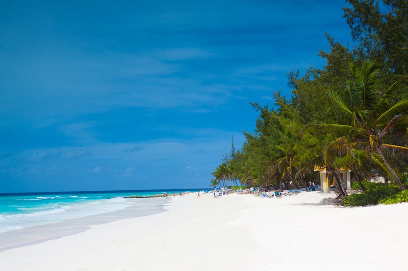Praia em Barbados, pas que abriu visto de doze meses para trabalho de home office.