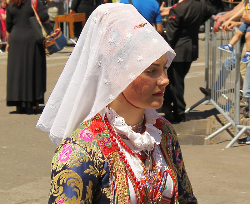 Mulher em um vestido tradicional de Ollolai. A Regio Autnoma da Sardenha tem particularidades lingusticas e culturais bem distintas. Foto: Gianf84