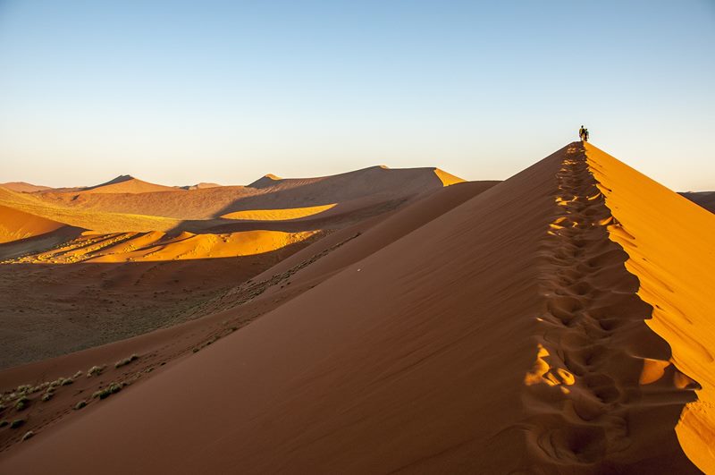 Os passeios nas dunas e desertos so atraes da Nambia.
