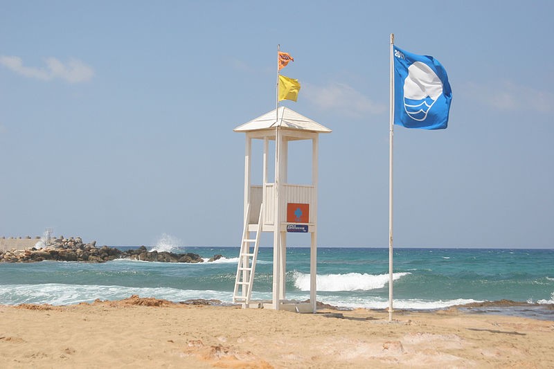  Bandeira azul em uma praia da cidade Mlia, na ilha grega de Creta - A Bandeira Azul  uma certificao ambiental para praias, marinas e embarcaes de turismo